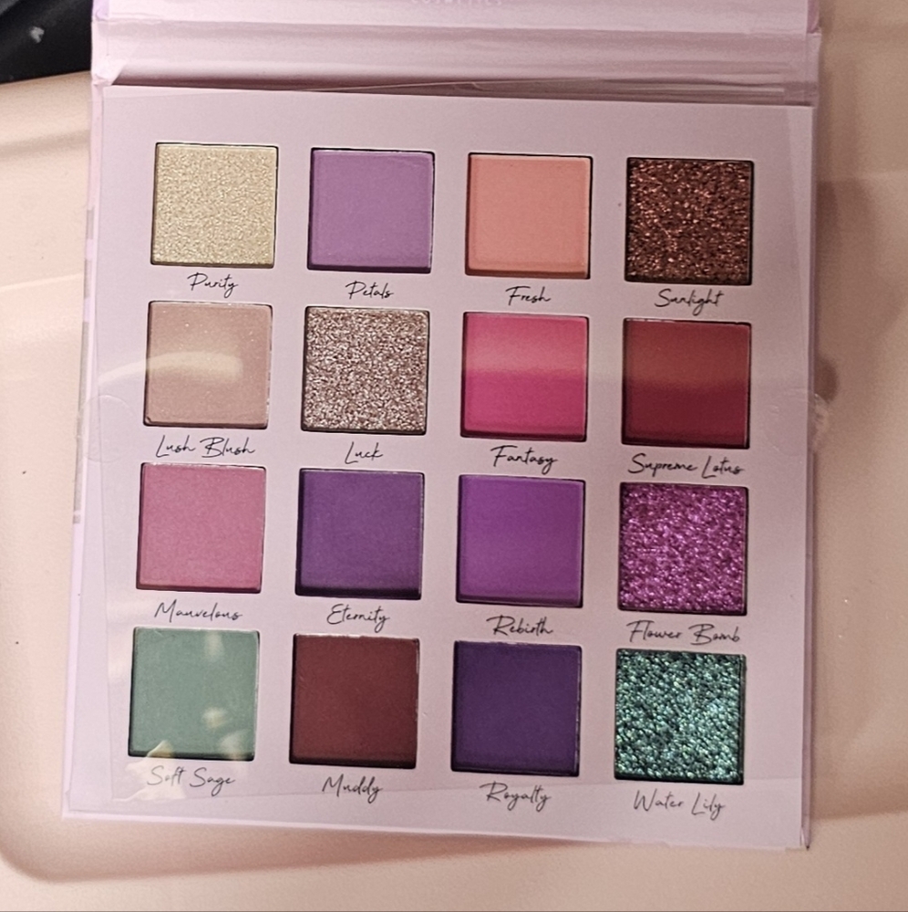 Be Bella Cosmetics Lotus Love Eye Shadow Pallet